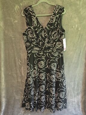 Black and White Floral V-Neck Sleeveless Dress